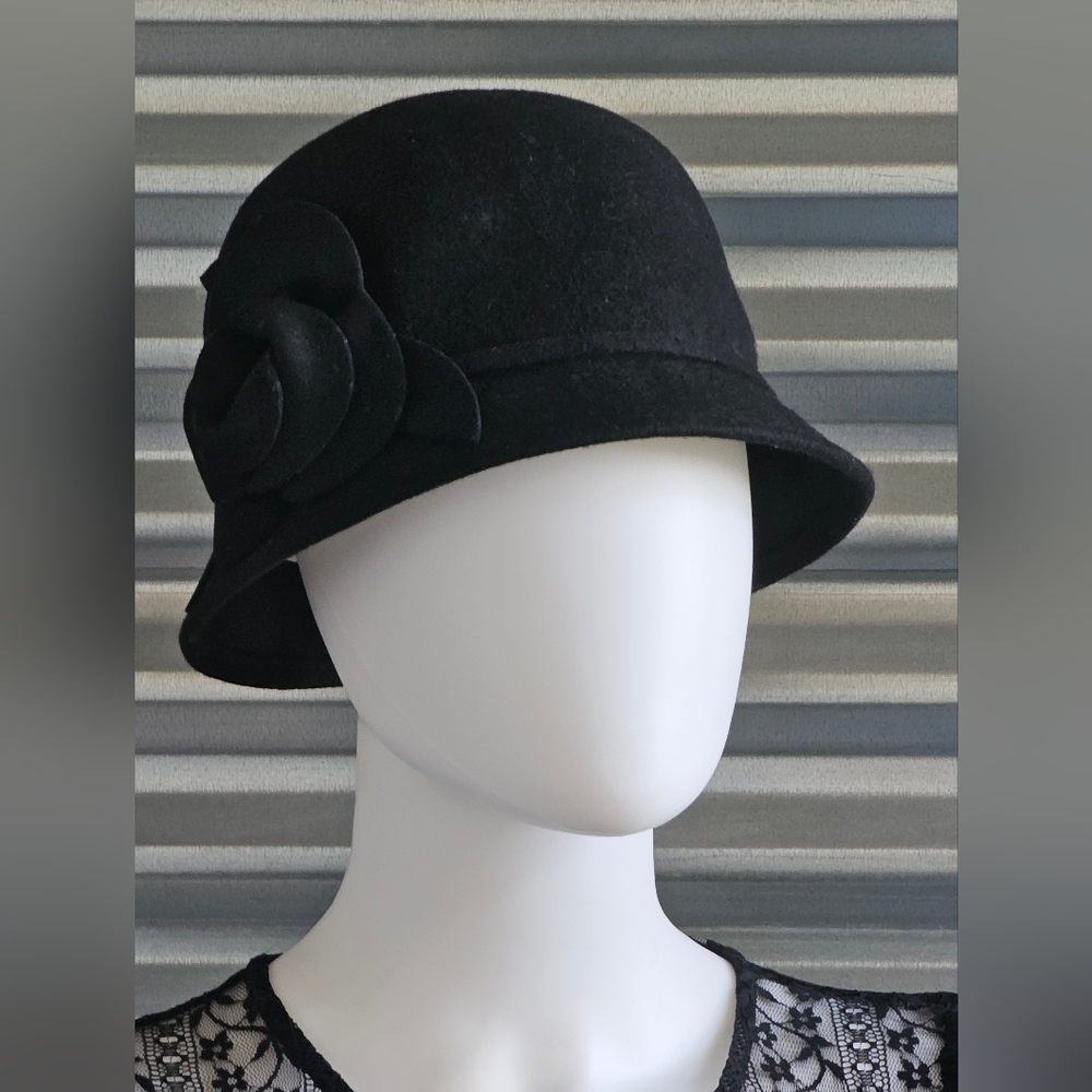 Nine West Black Wool vintage style colche floral hat